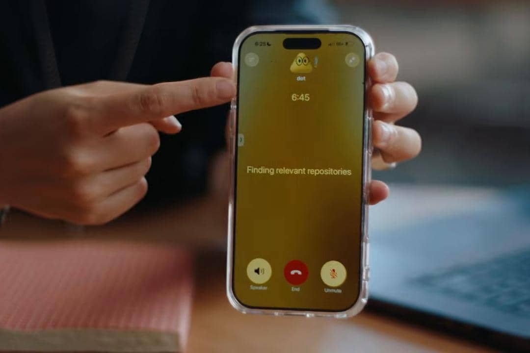 Dots mendukung panggilan suara langsung di ponsel pintar, memungkinkan pengguna memeriksa progres repositori dan tugas saat sedang di jalan.