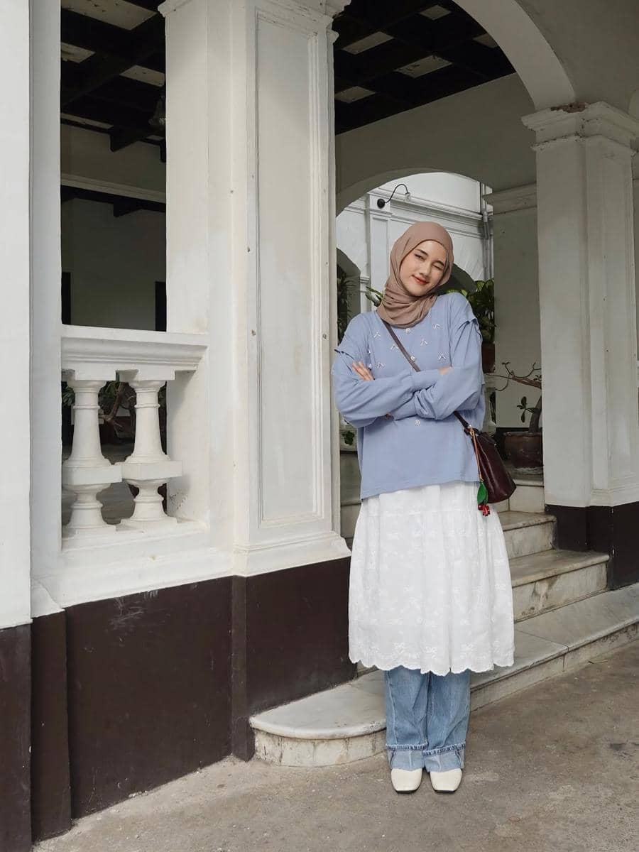 ide padu padan sweater ala Rania Sukandari