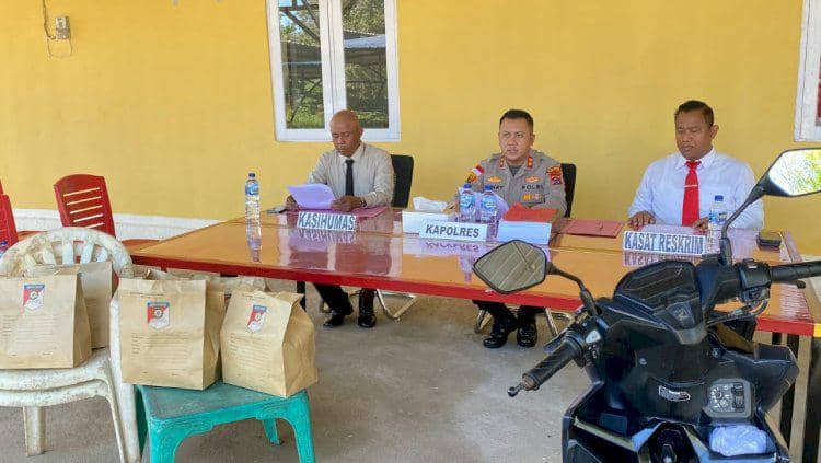 Petugas Polres Rote merilis fakta kasus pembunuhan seorang pria yang dituduh sebagai dukun santet.