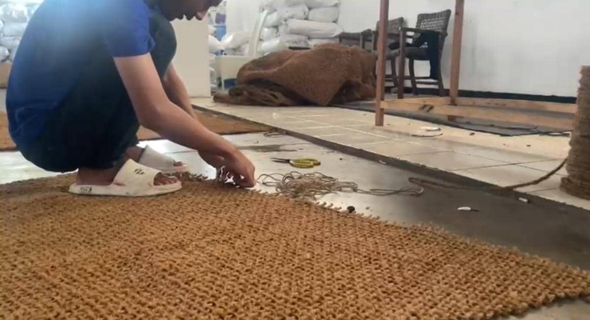 Lembaran anyaman sabut kelapa berwarna cokelat dengan tekstur serat alami, diproduksi di Lapas Kedungpane.