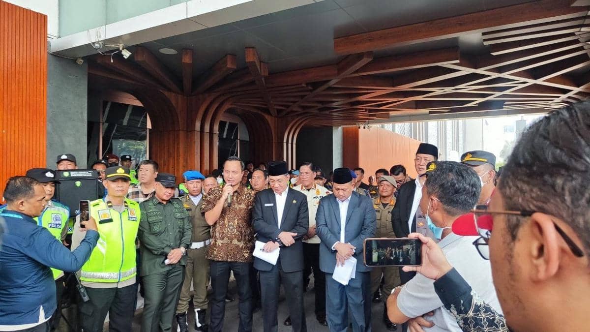 Demonstrasi di depan kantor Gubernur Sumsel menuntut perlindungan masyarakat saat kabut asap akibat karhutla