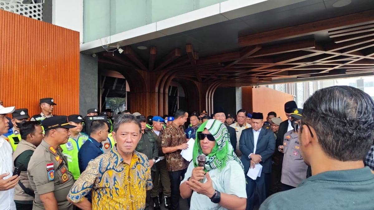 Demonstrasi di depan kantor Gubernur Sumsel menuntut perlindungan masyarakat saat kabut asap akibat karhutla