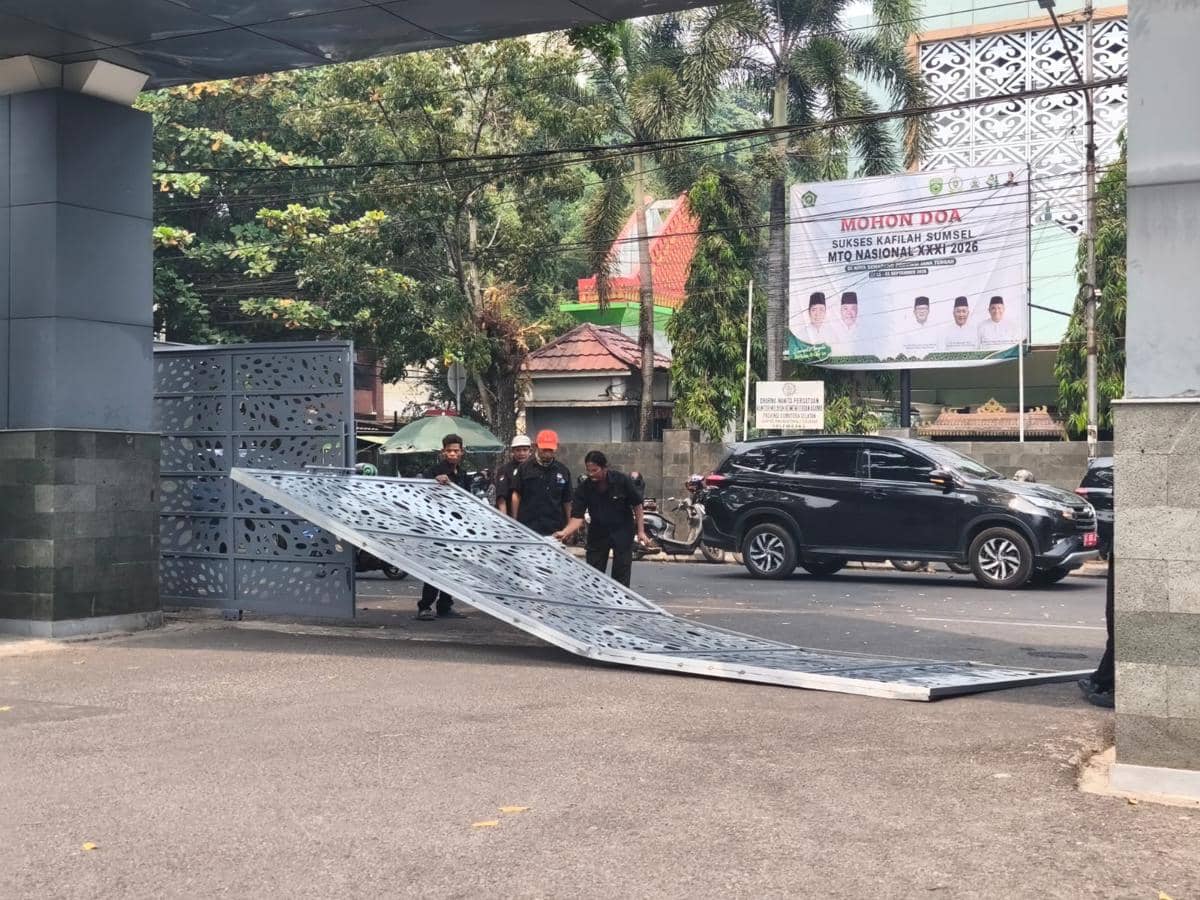 Massa Demo Minta Pengobatan ISPA Gratis, Pagar Kantor Gubernur Roboh