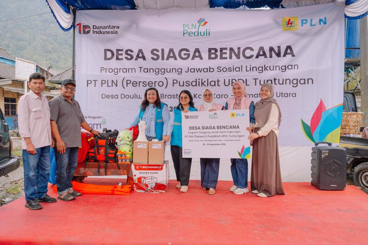 Perwakilan PT PLN Pusdiklat UPDL Tuntungan menyerahkan peralatan Desa Siaga Bencana kepada warga Desa Daulu, Kabupaten Karo.