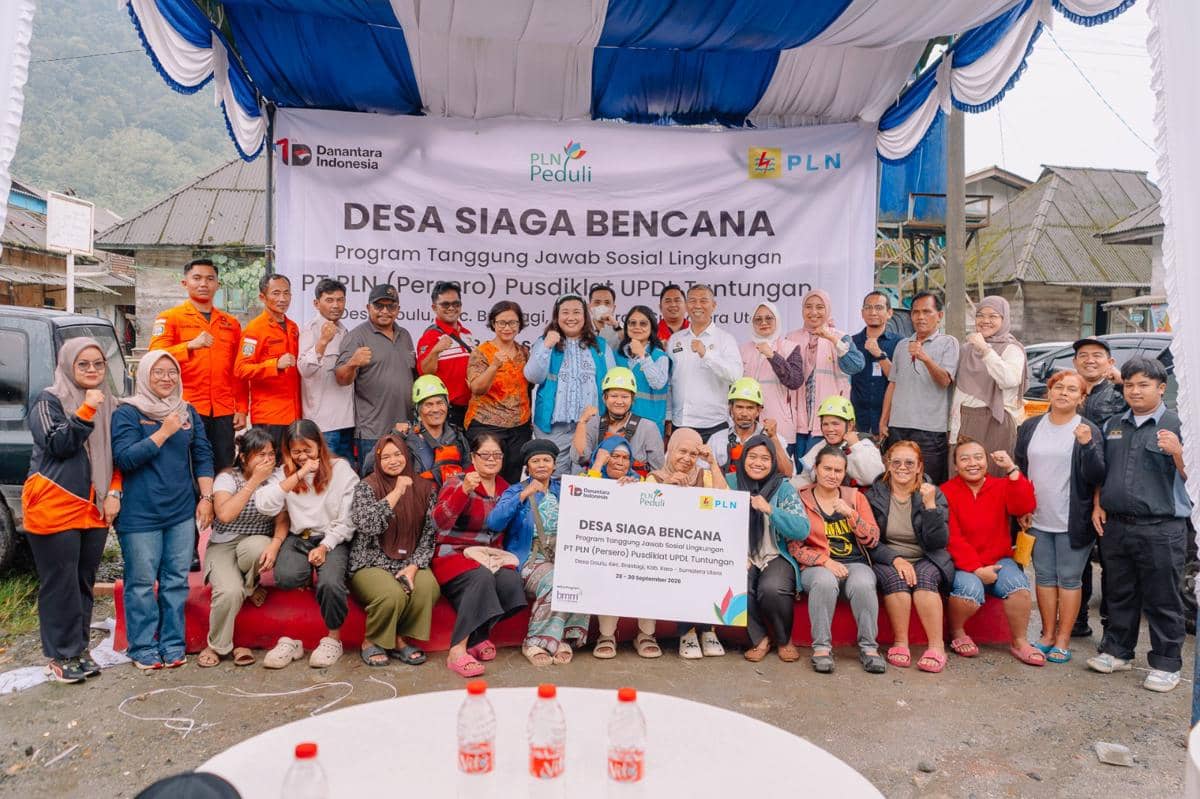 Perwakilan PT PLN Pusdiklat UPDL Tuntungan menyerahkan peralatan Desa Siaga Bencana kepada warga Desa Daulu, Kabupaten Karo.