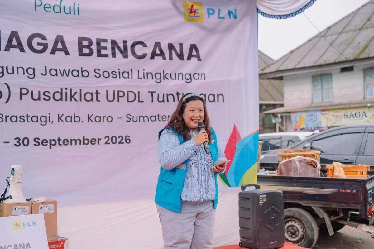 PT PLN Pusdiklat UPDL Tuntungan menyerahkan peralatan Desa Siaga Bencana kepada warga Desa Daulu, Kabupaten Karo.
