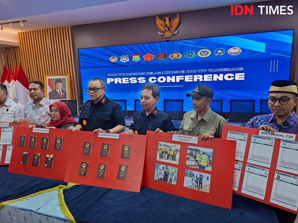 Tiga belas WN Tiongkok diamankan petugas Imigrasi Tangerang setelah kedapatan bekerja sebagai kuli proyek.