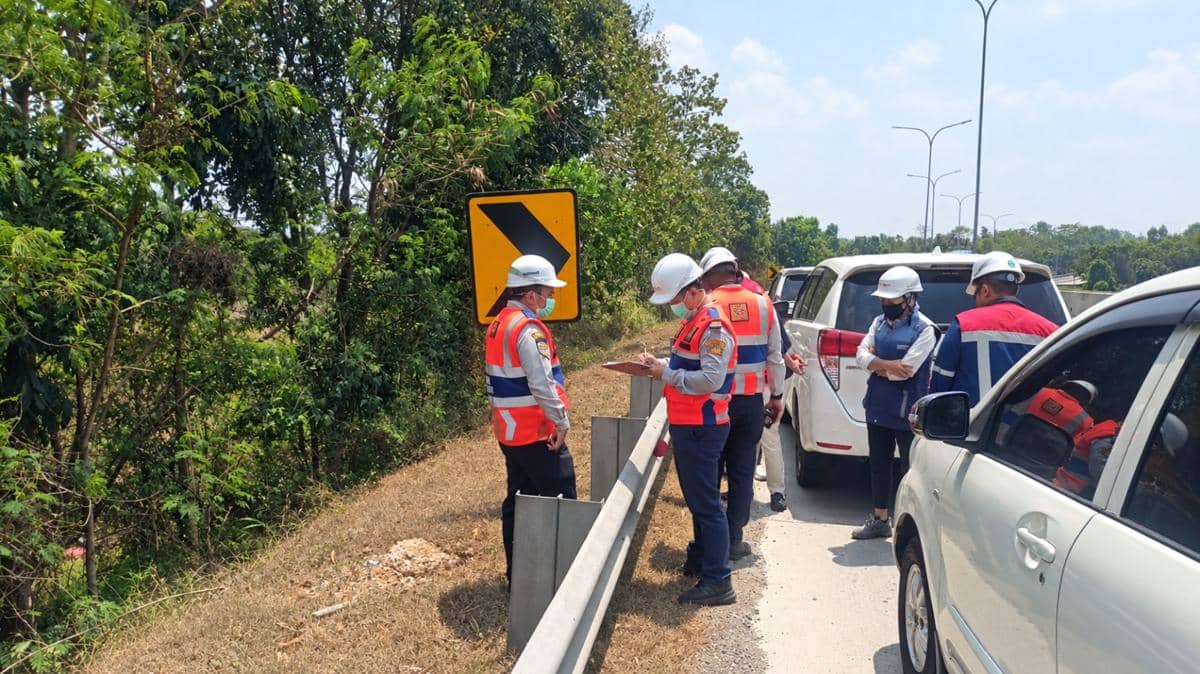 Pastikan Keselamatan Pengguna Jalan, PT BTB dan BPJN Cek Rambu Jalan Tol Bakter