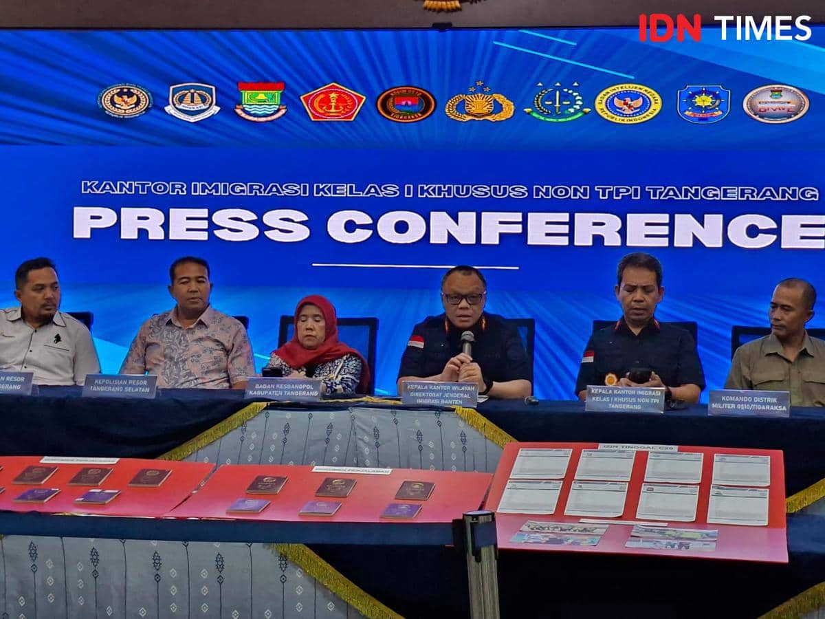 Tiga belas WN Tiongkok diamankan petugas Imigrasi Tangerang setelah kedapatan bekerja sebagai kuli proyek.