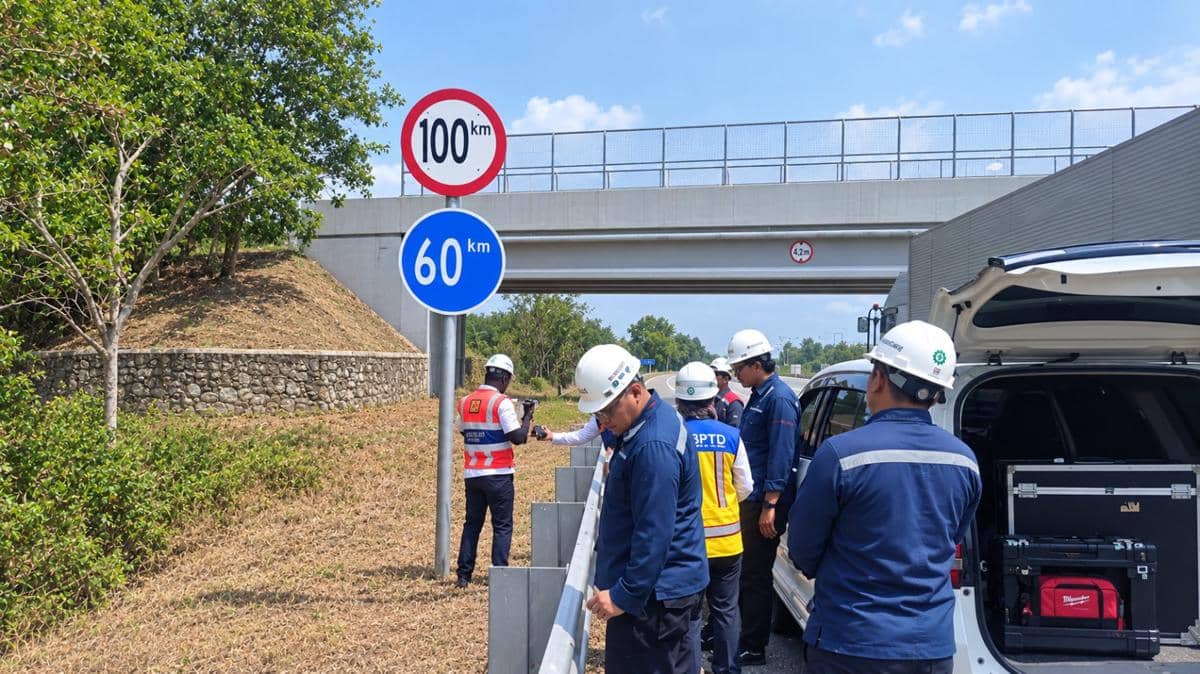 Petugas PT BTB bersama BPJN melakukan pengawasan dan pengecekan rutin terhadap rambu dan marka jalan tol ruas Bakauheni-Terbanggi Besar (Bakter). 
