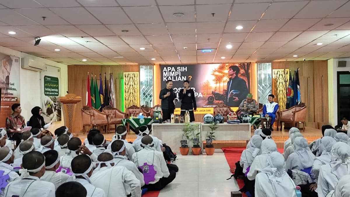 Aktivitas AHM yang melibatkan mahasiswa untuk menyampaikan pesan keselamatan berkendara secara interaktif.