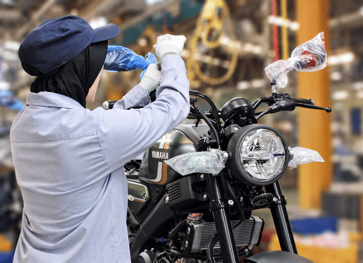 Peserta Yamaha Factory Visit 2026 menyaksikan langsung proses produksi sepeda motor di pabrik PT YIMM.