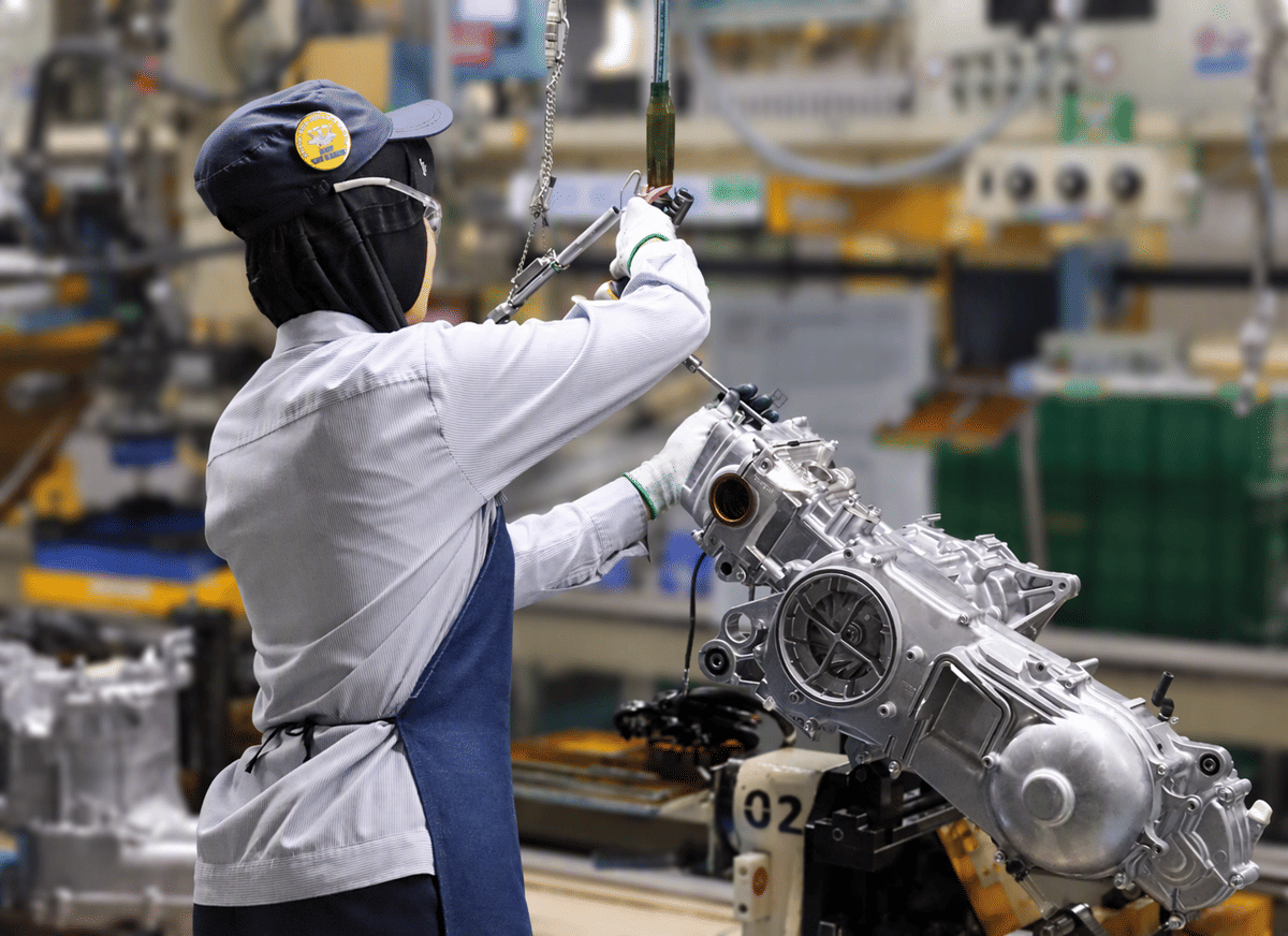 Sejumlah pekerja merakit sepeda motor Yamaha di lini produksi pabrik Yamaha di Pulo Gadung, Jakarta.