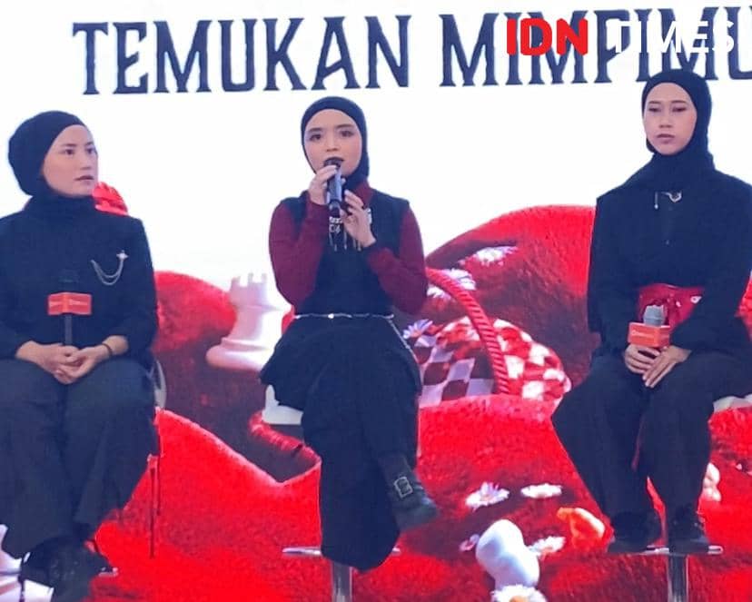 Para personel band Voice of Baceprot berpose untuk potret di Senayan City pada Jumat, 2 Oktober 2026.