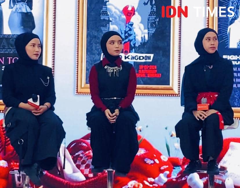 Personel band Voice of Baceprot berpose untuk potret di kawasan Senayan City pada Jumat, 2 Oktober 2026.