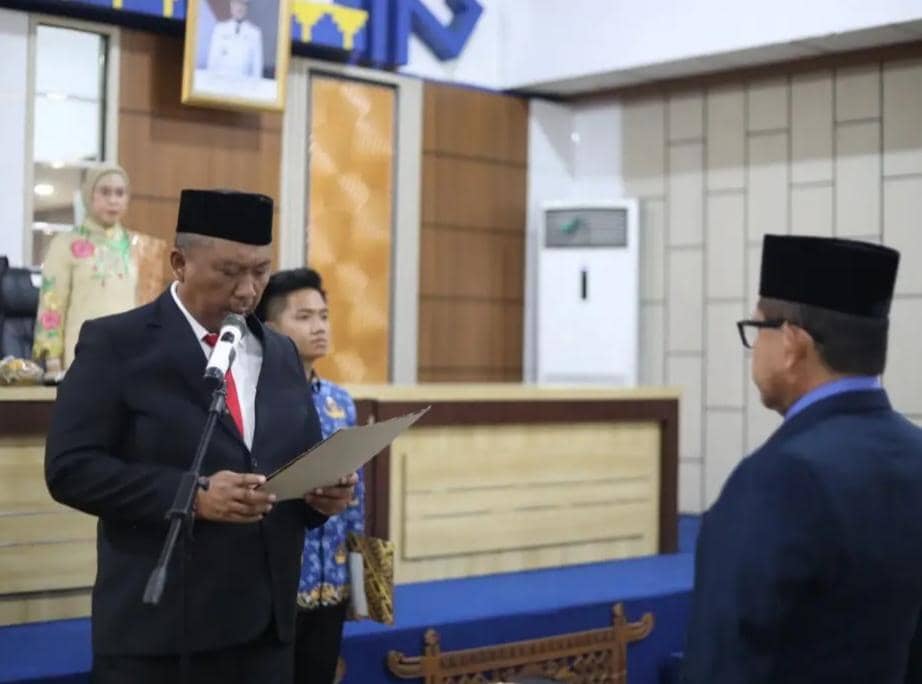 Prosesi pelantikan Sulpakar sebagai Pj Sekda Lampung Tengah di Ruang Aula Siger, Kompleks Kantor Bupati Lampung Tengah.