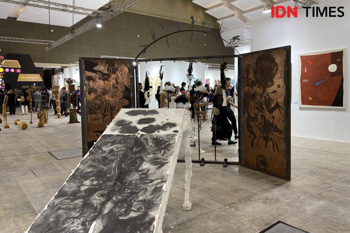Salah satu karya seni yang dipamerkan dalam ajang Art Jakarta 2026 di area pameran seni acara tersebut.