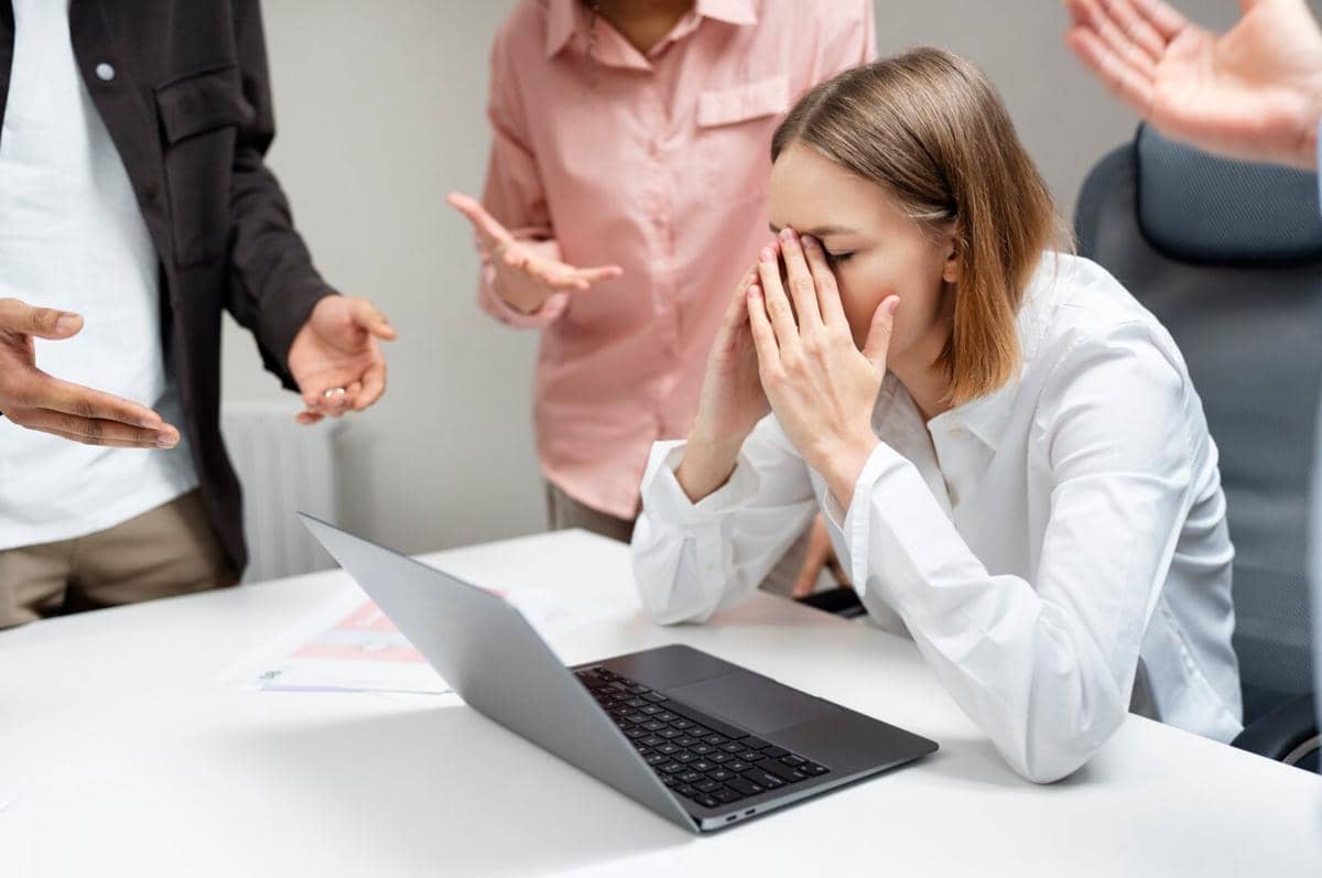 5 Bentuk Workplace Bullying yang Sering Disamarkan sebagai Candaan