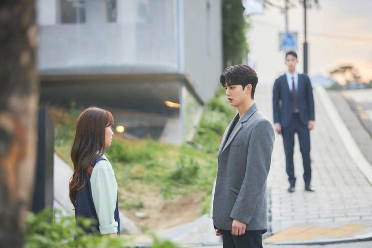 Cuplikan adegan drama Korea Love Alarm Season 2 produksi Netflix yang menampilkan dua pemeran utama.