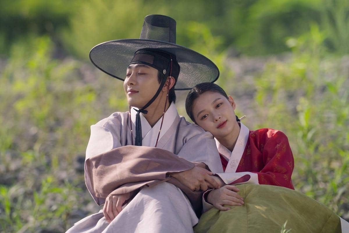 Cuplikan drama Korea Lovers of the Red Sky menampilkan seorang pria dan wanita mengenakan hanbok dalam latar era Joseon.
