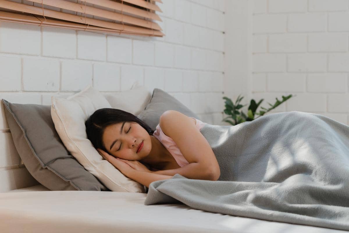 Wanita yang sedang tidur di rumah