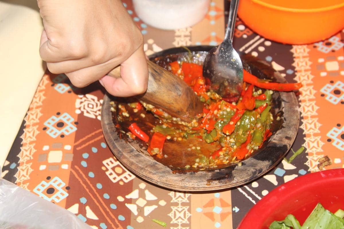 ilustrasi cara membuat sambel geprek ijo