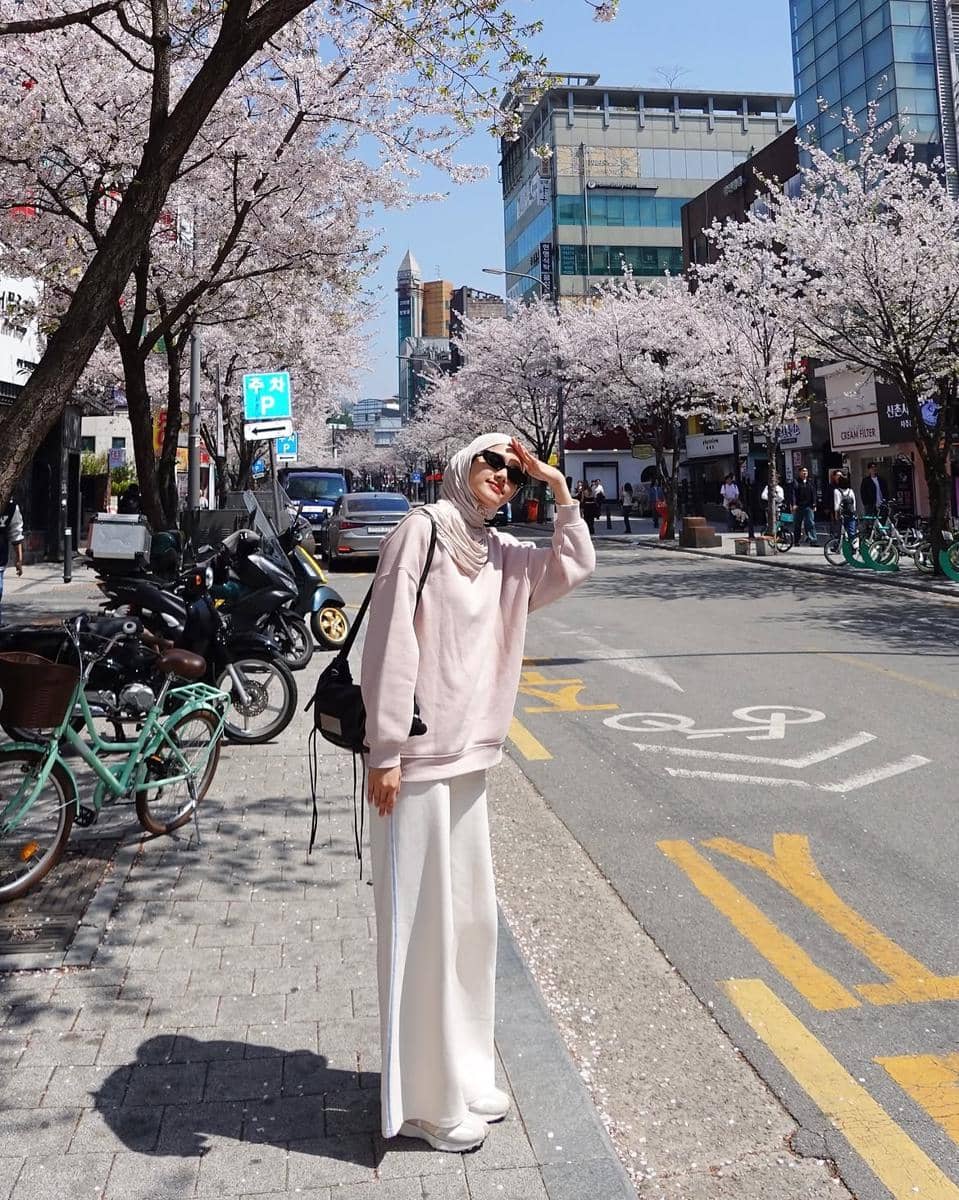 ide padu padan sweater ala Rania Sukandari