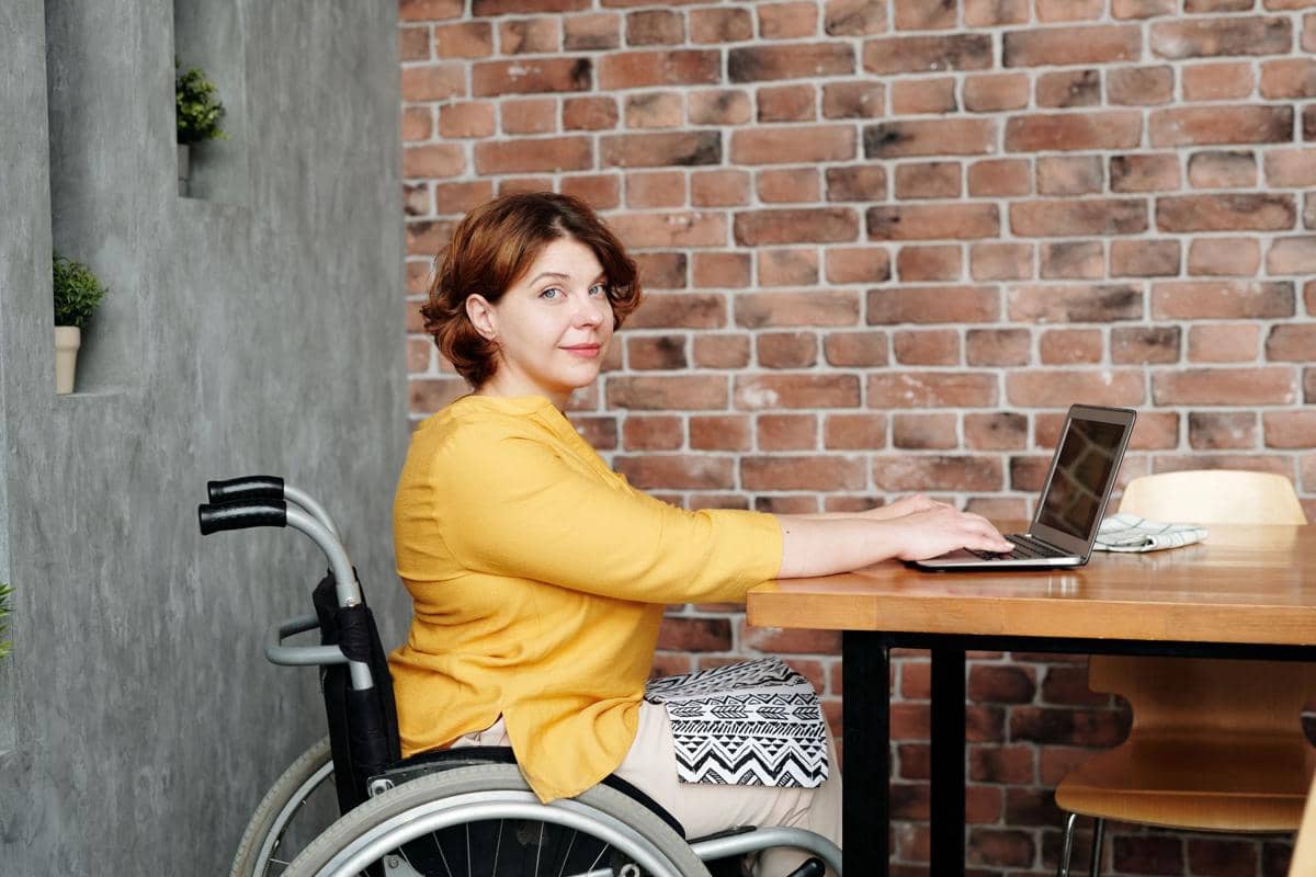 Penyandang disabilitas bekerja.