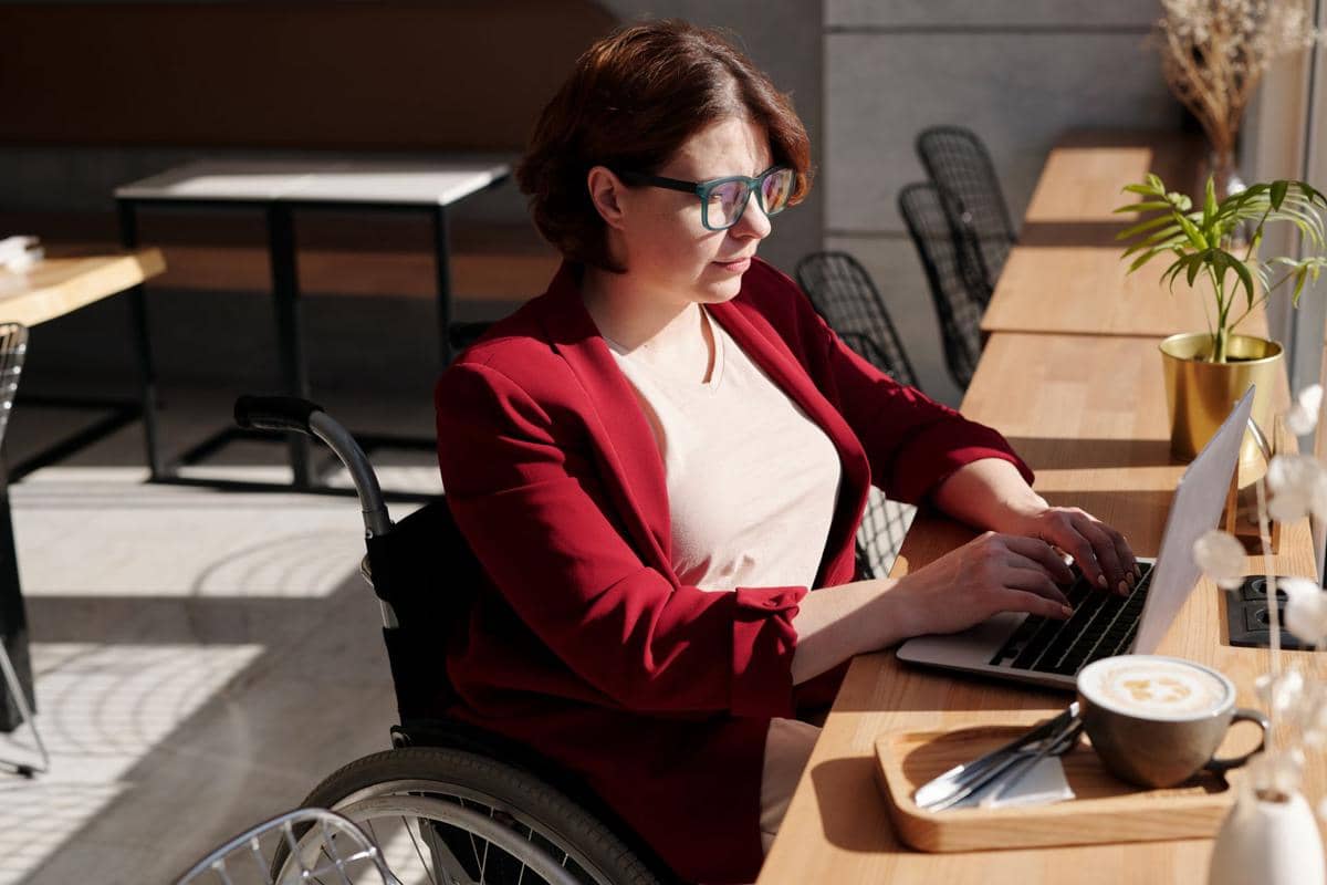 Penyandang disabilitas bekerja.