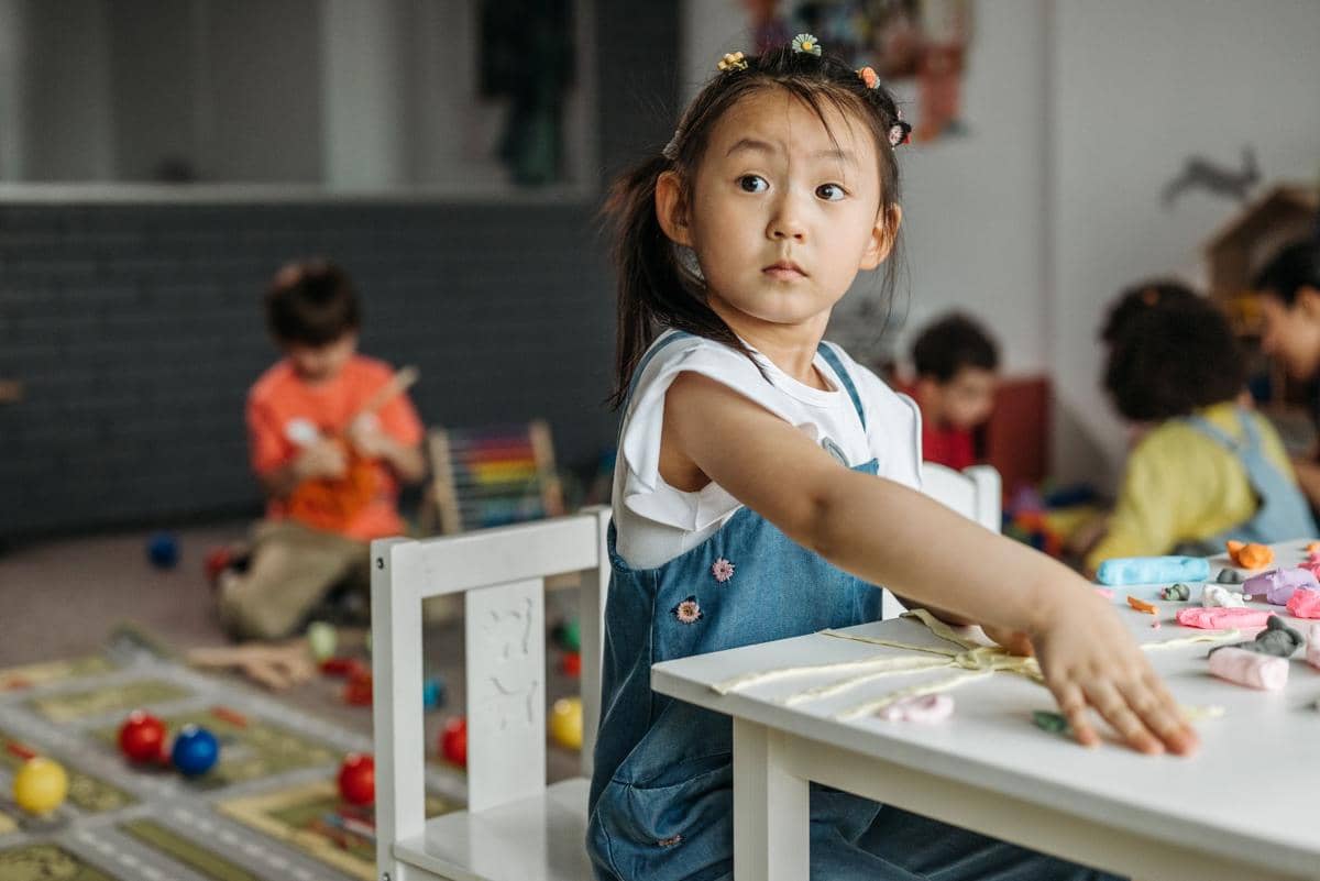 Anak belajar di kelas.