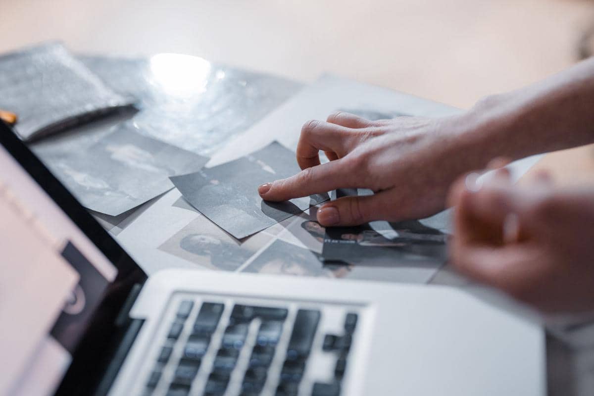 ilustrasi mengumpulkan dan memeriksa arsip bukti