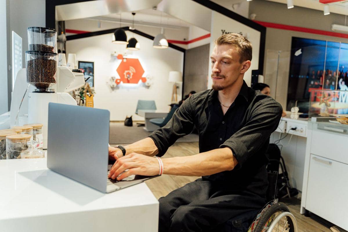 Penyandang disabilitas bekerja.