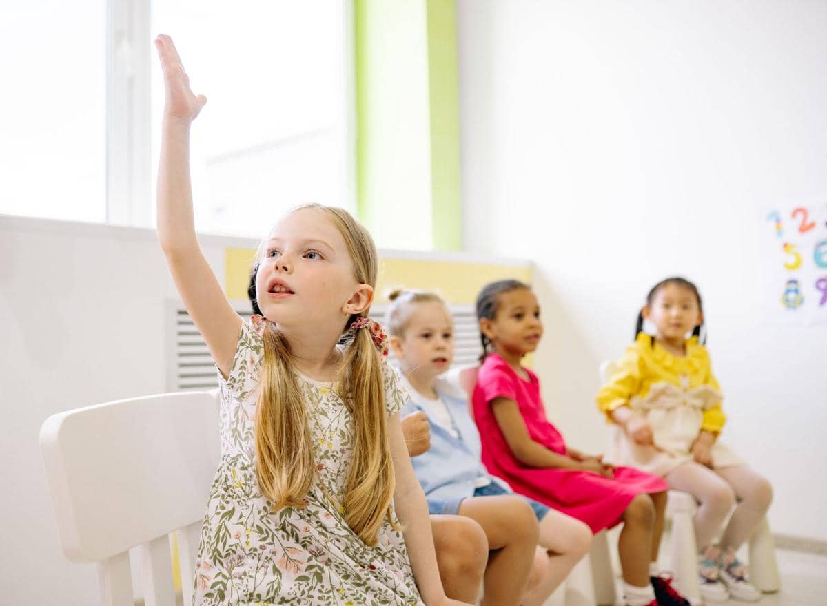 Anak belajar di kelas.