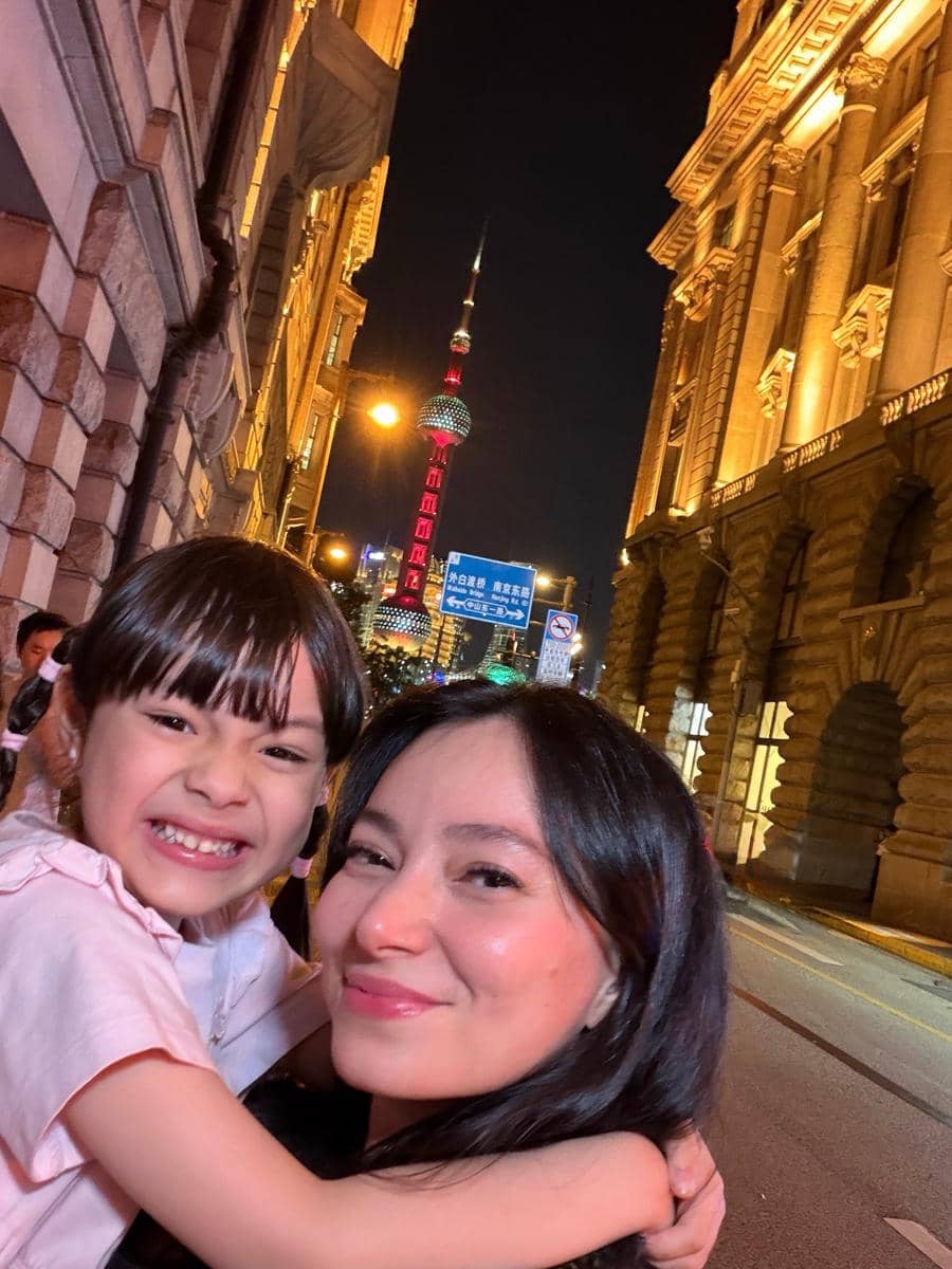 Asmirandah dan Chloe menikmati suasana malam Kota Shanghai