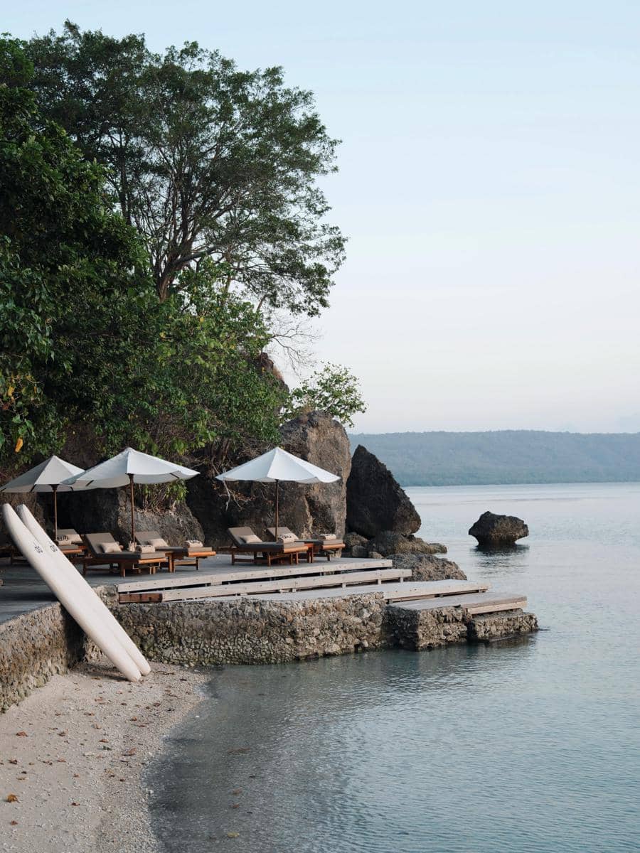 Cathy Sharon yoga di tepi pantai Pulau Moyo