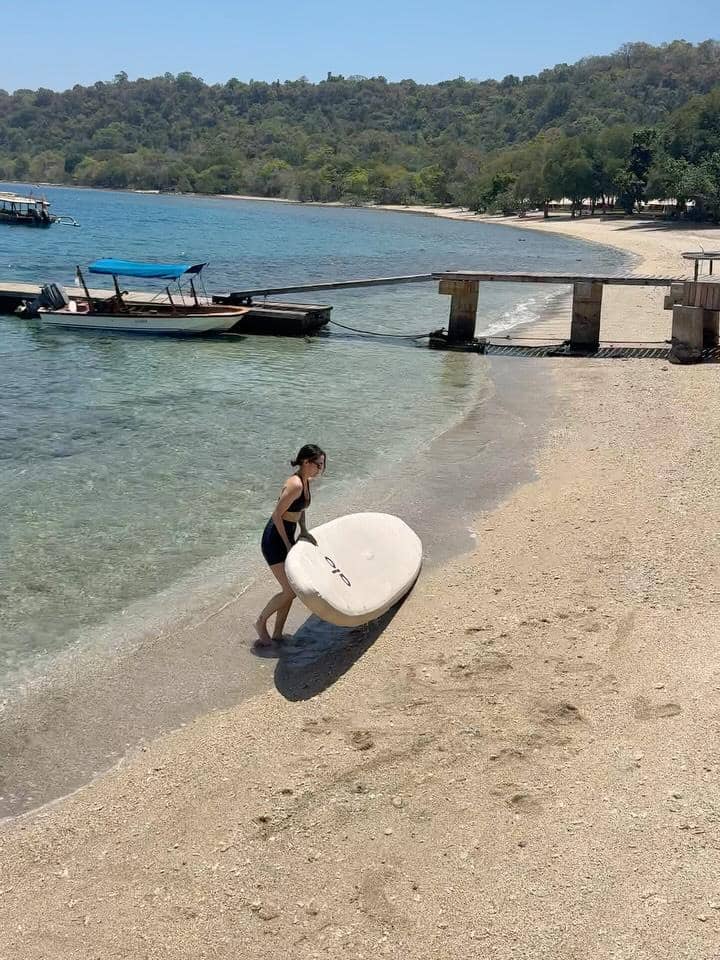 Cathy Sharon yoga di tepi pantai Pulau Moyo