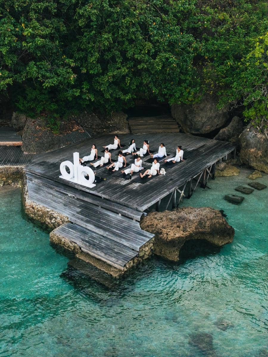 Cathy Sharon yoga di tepi pantai Pulau Moyo