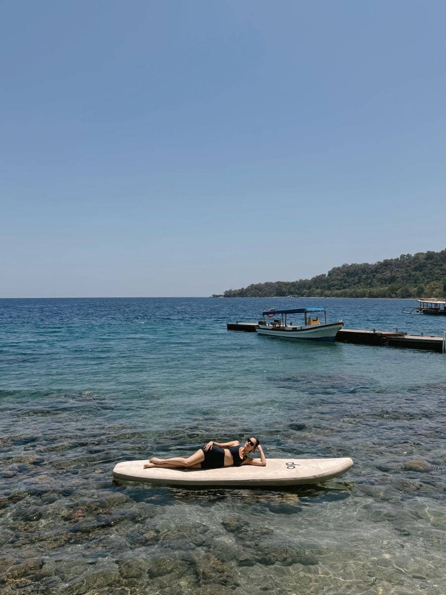 Cathy Sharon yoga di tepi pantai Pulau Moyo
