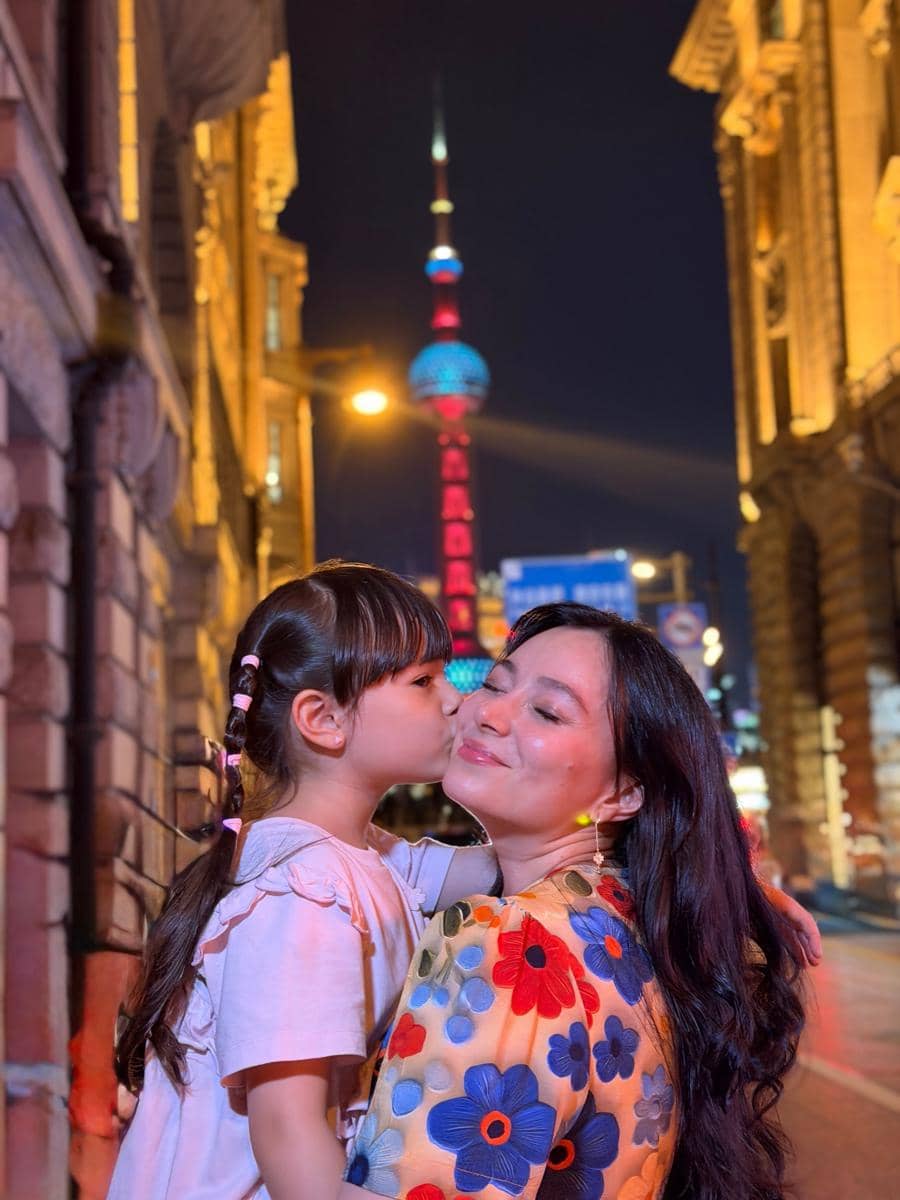 Asmirandah dan Chloe menikmati suasana malam Kota Shanghai