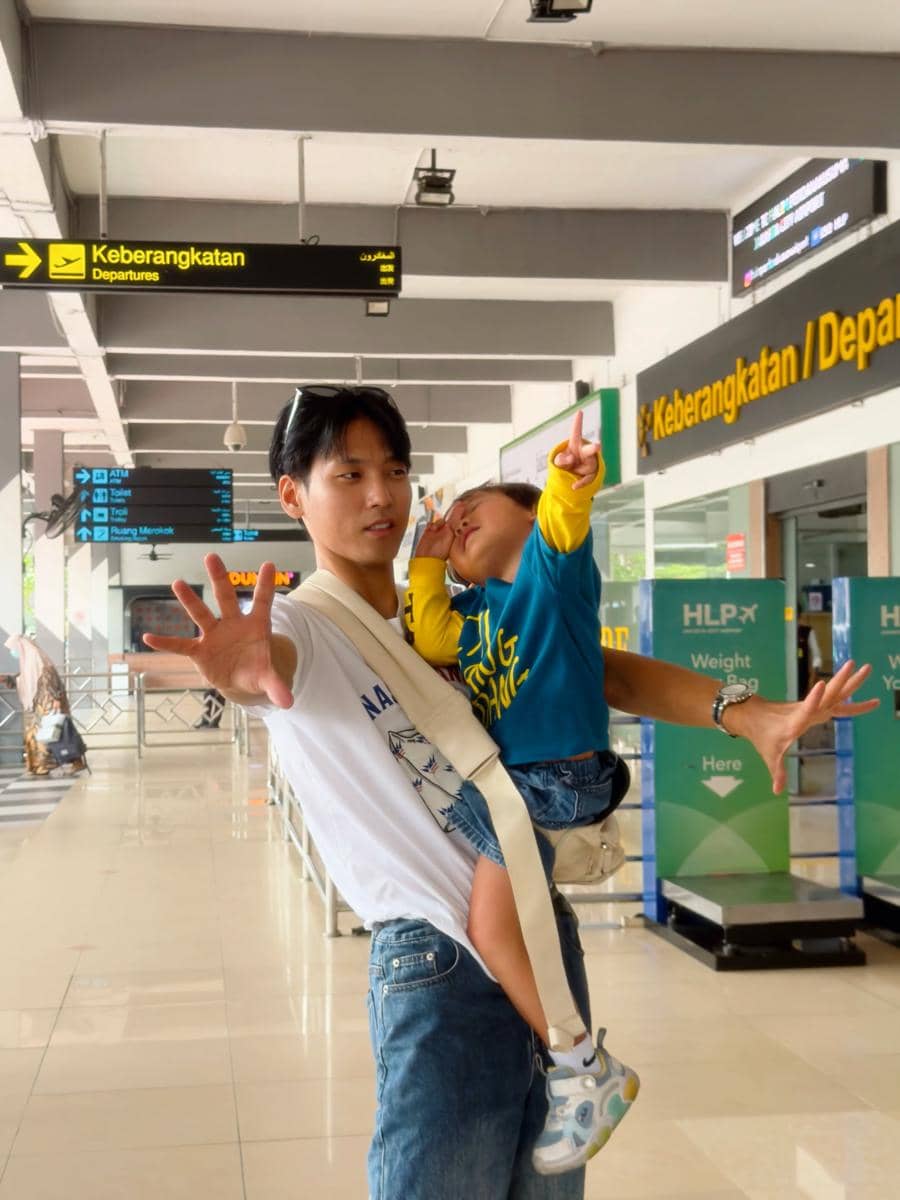 Na Daehoon ajak anak keduanya liburan di Kota Padang