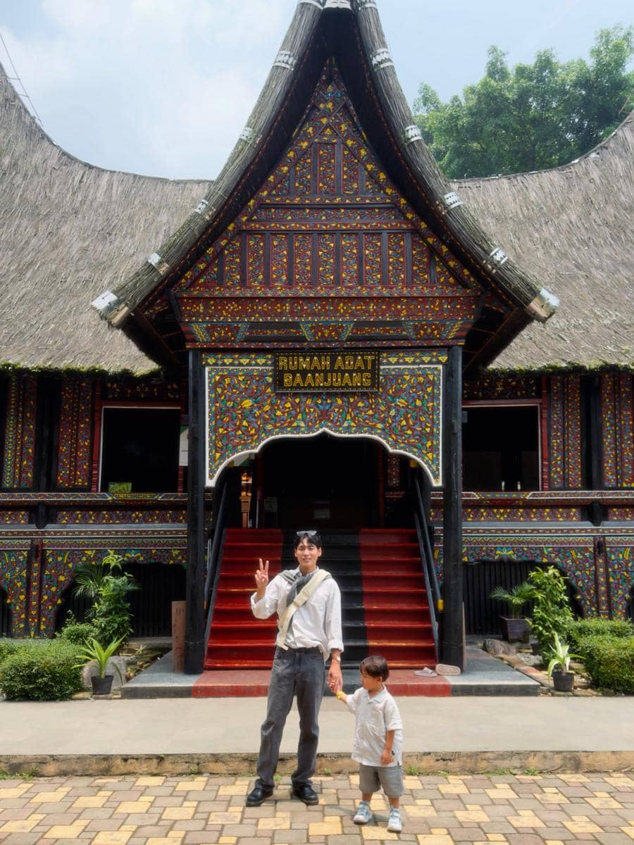 Na Daehoon ajak anak keduanya liburan di Kota Padang