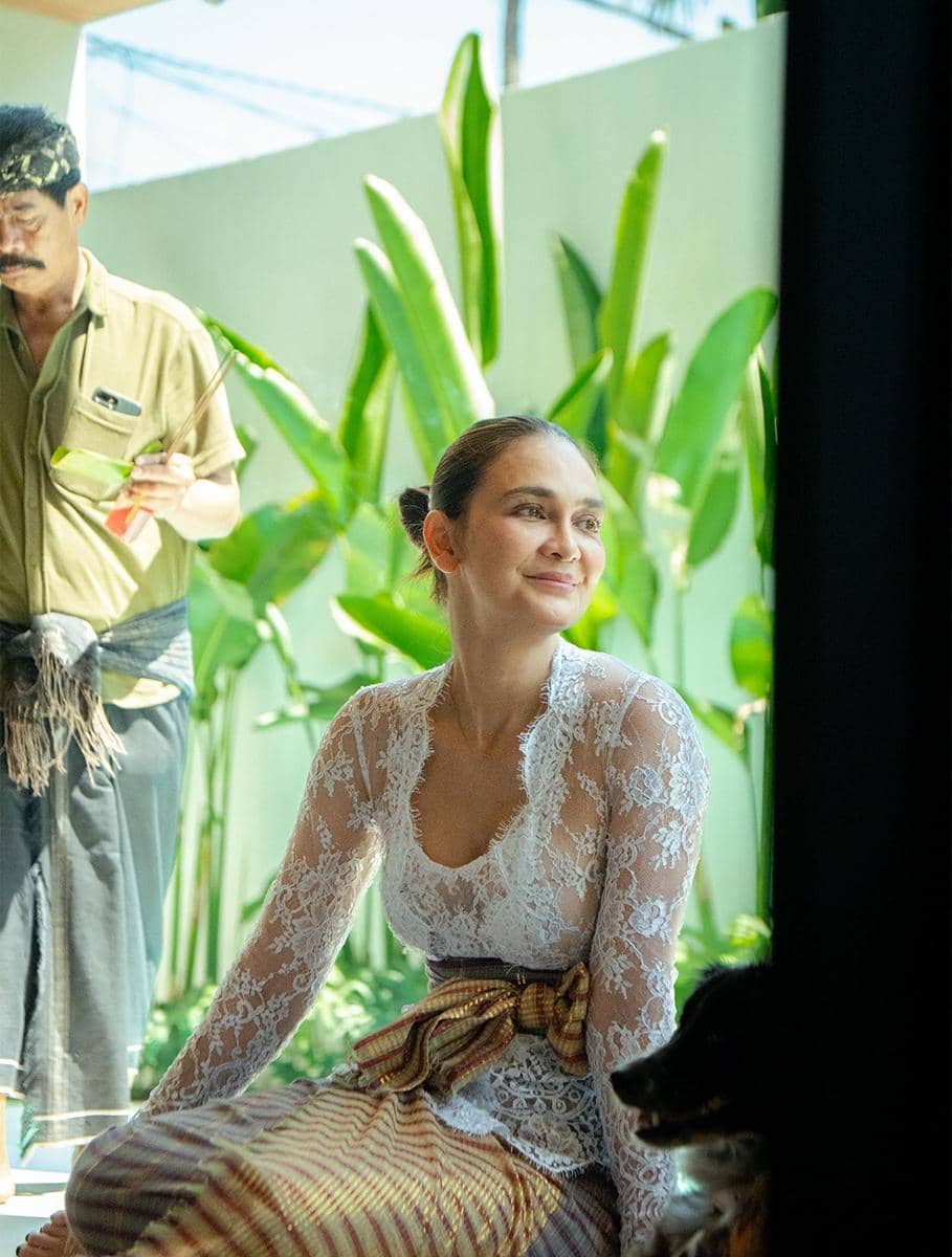 Luna Maya mengadakan upacara melaspas untuk rumah barunya