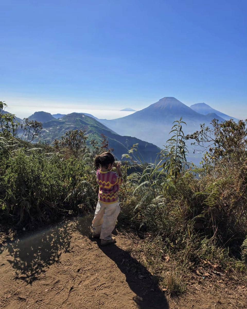 Dwi Handayani ajak keluarga mendaki Gunung Bismo