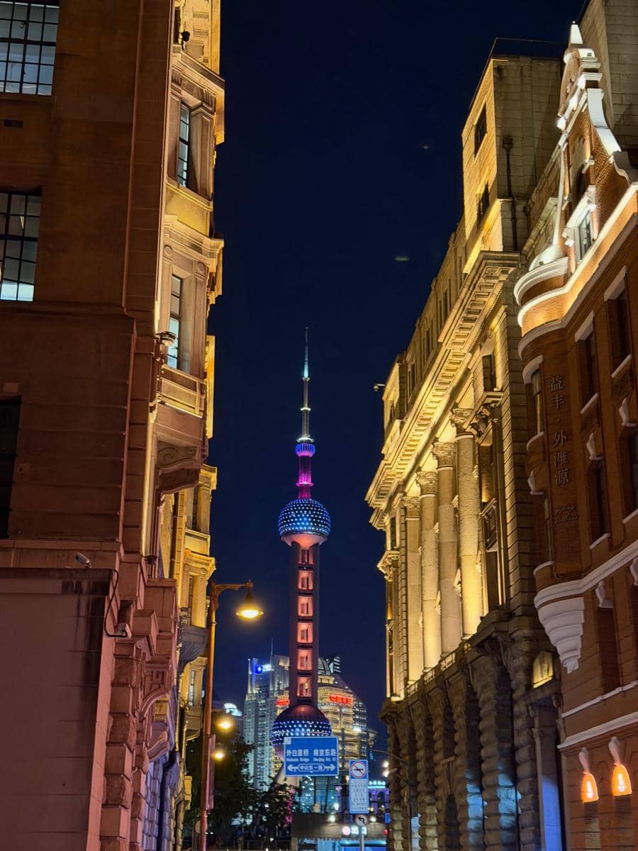 Asmirandah dan Chloe menikmati suasana malam Kota Shanghai