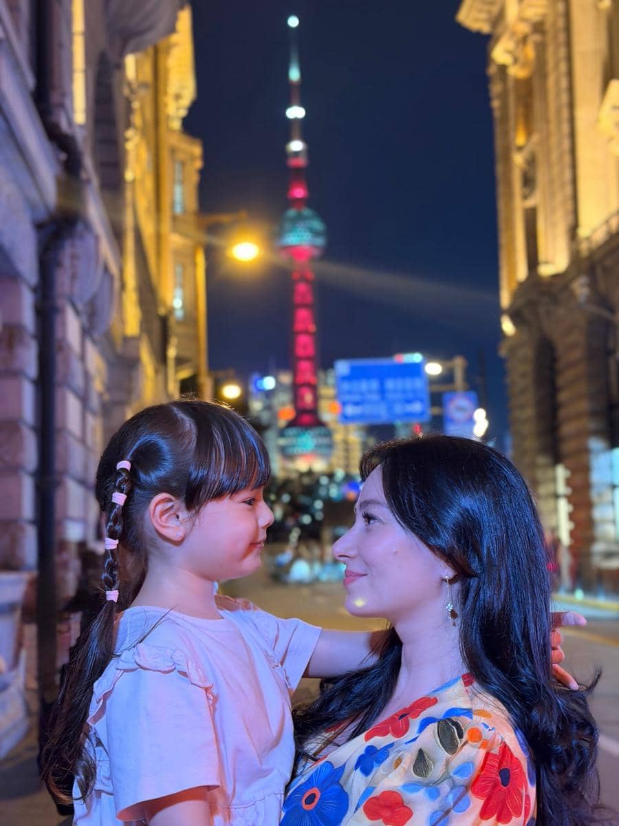 Asmirandah dan Chloe menikmati suasana malam Kota Shanghai