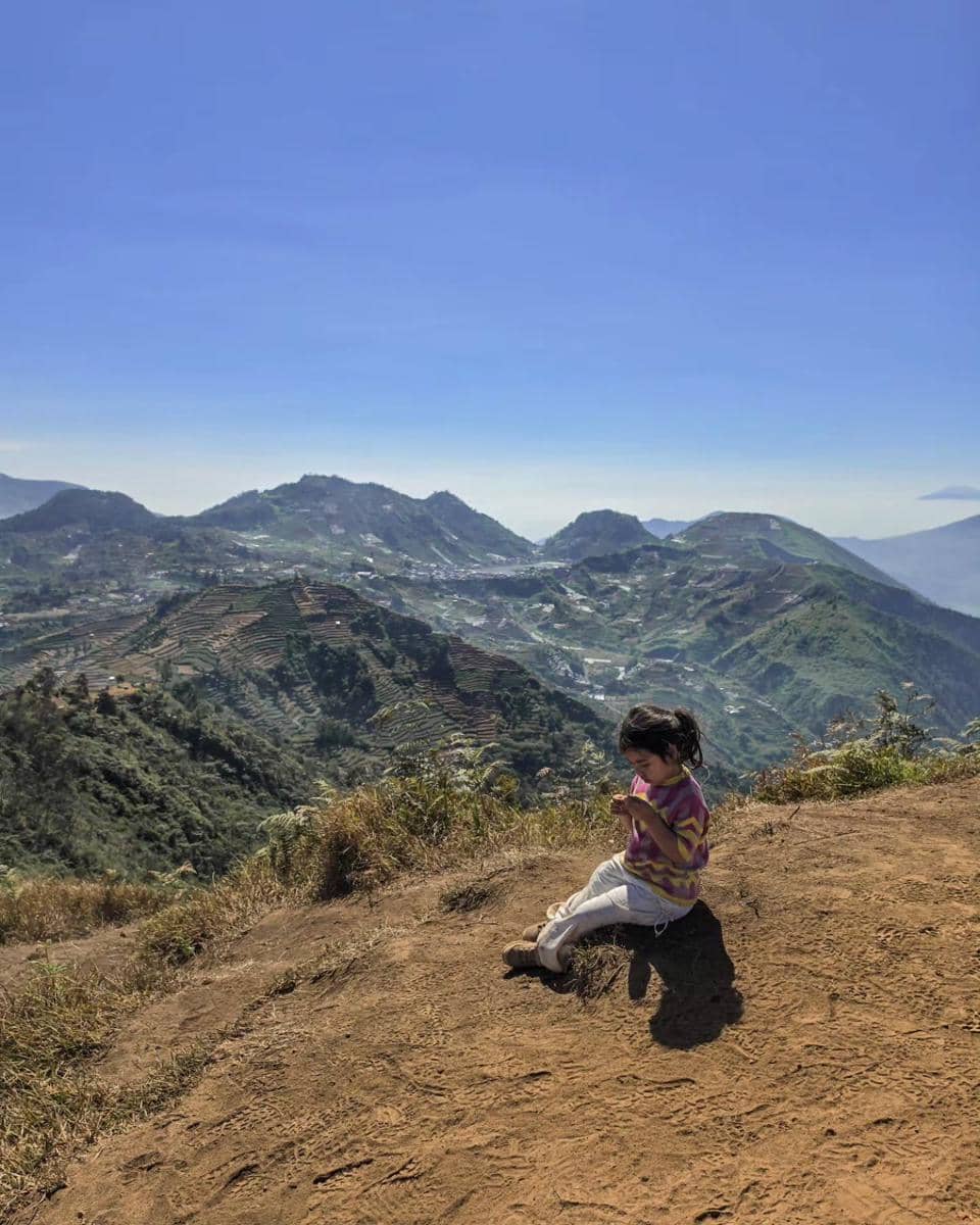 Dwi Handayani ajak keluarga mendaki Gunung Bismo