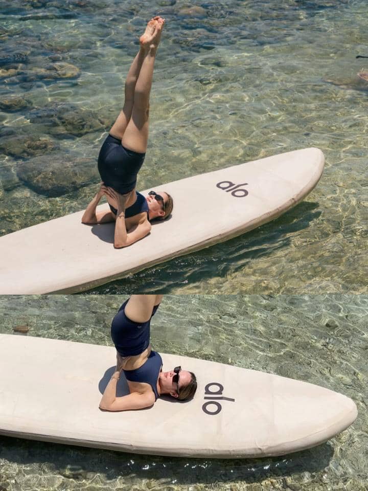 Cathy Sharon yoga di tepi pantai Pulau Moyo