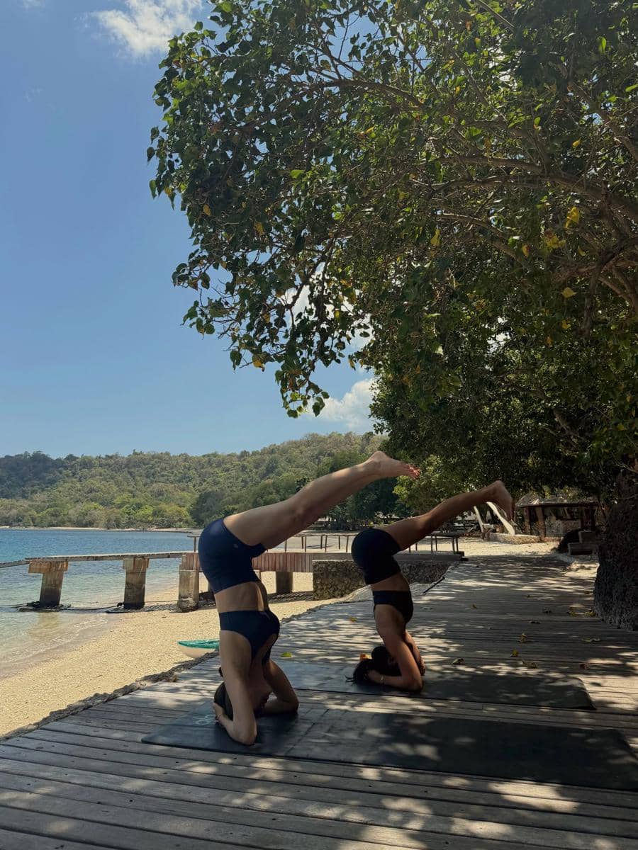 Cathy Sharon yoga di tepi pantai Pulau Moyo