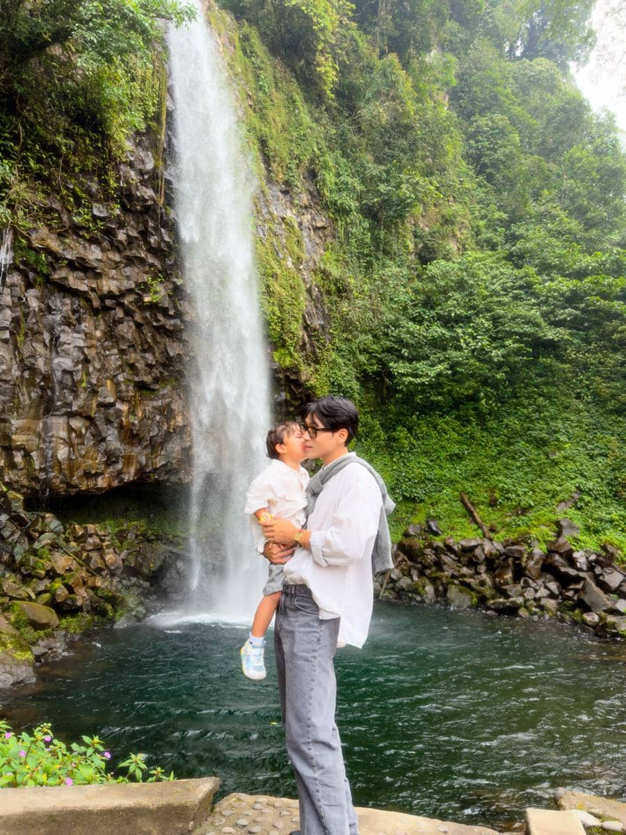 Na Daehoon ajak anak keduanya liburan di Kota Padang