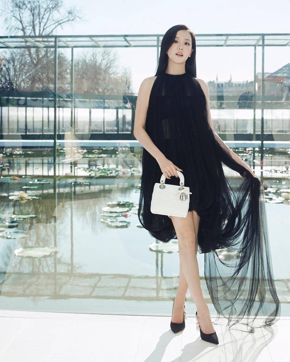 Potret Jisoo BLACKPINK dalam unggahan Instagram dari akun @sooyaaa__, dengan penampilan yang memancarkan pesona elegan.